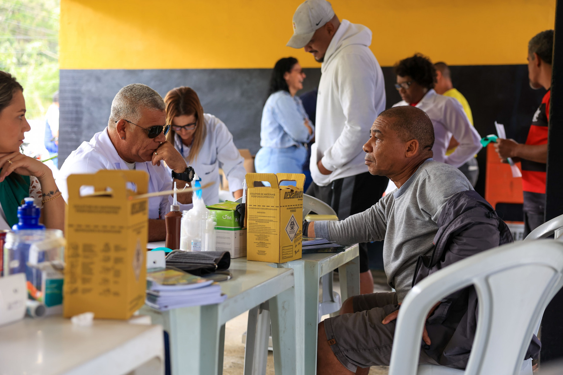 Caminhoneiros recebem aferi&ccedil;&atilde;o de press&atilde;o, testes r&aacute;pidos e orienta&ccedil;&otilde;es de sa&uacute;de durante a&ccedil;&atilde;o na BR 101 - Foto: Anderson Silva