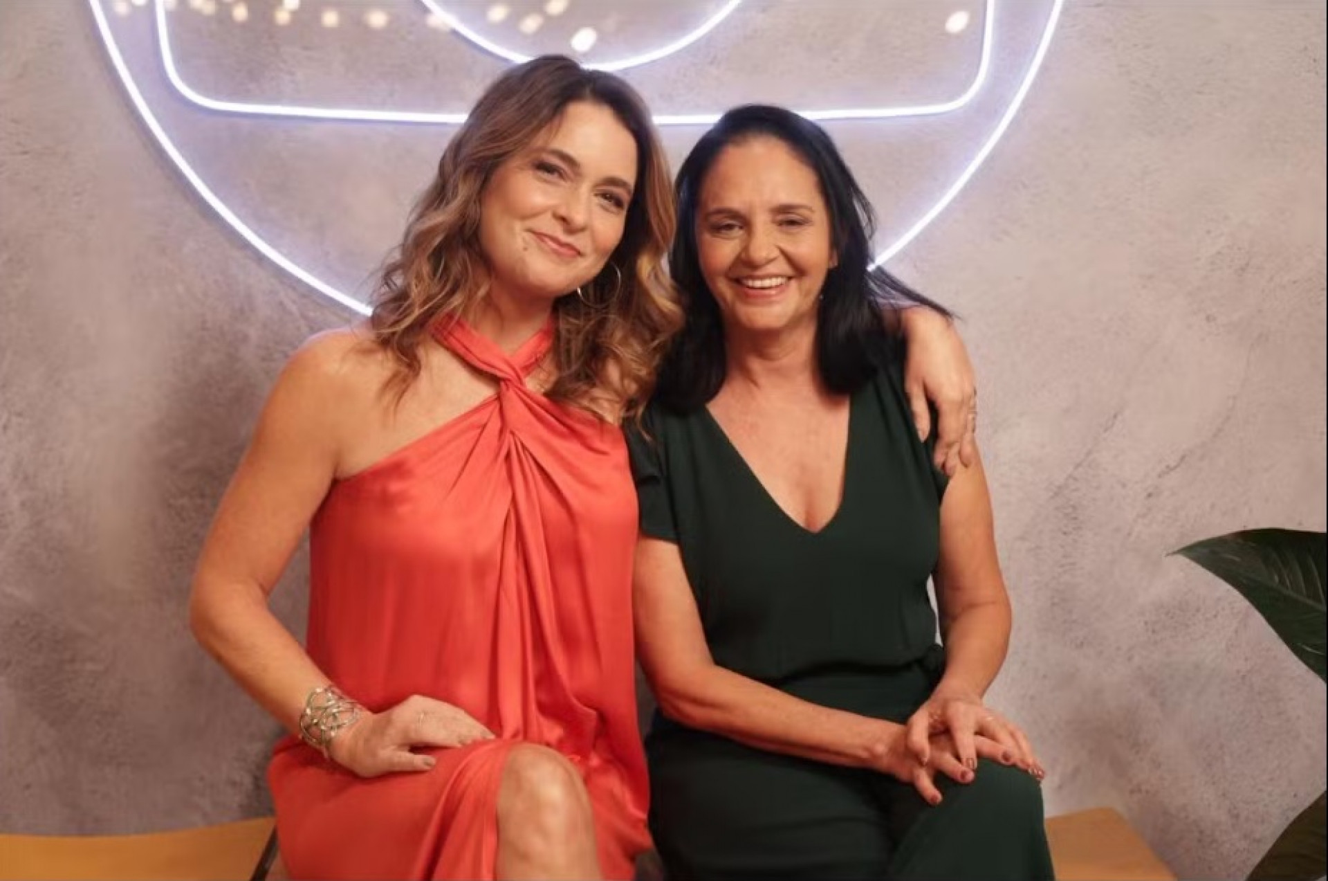 Claudia Abreu e sua amiga Abigail  - Beatriz Damy/TV Globo