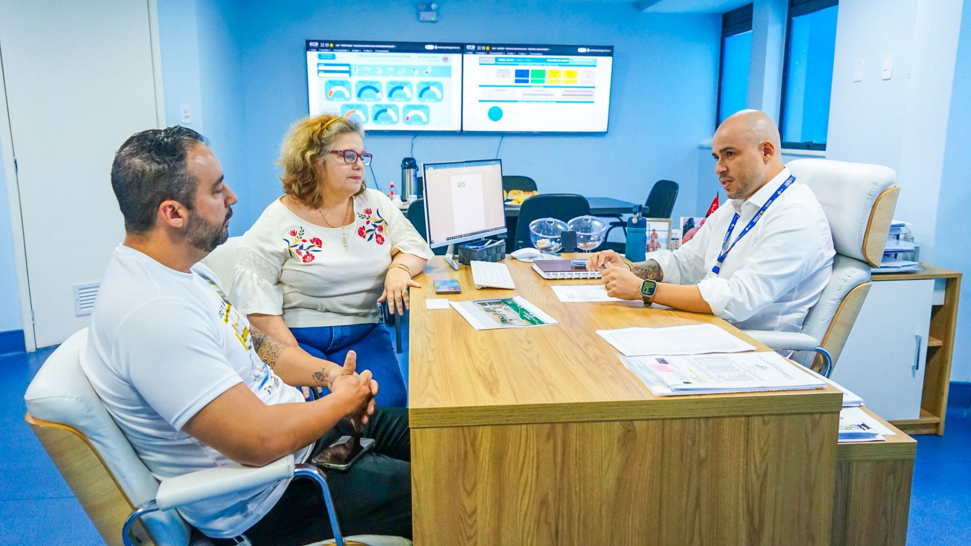 O secret&aacute;rio municipal de Sa&uacute;de, Dr. Carlos Neto, e o presidente do CRF-RJ, Dr. Camilo Carvalho, durante a visita t&eacute;cnica - Gilberto Rocha/ PMSJM