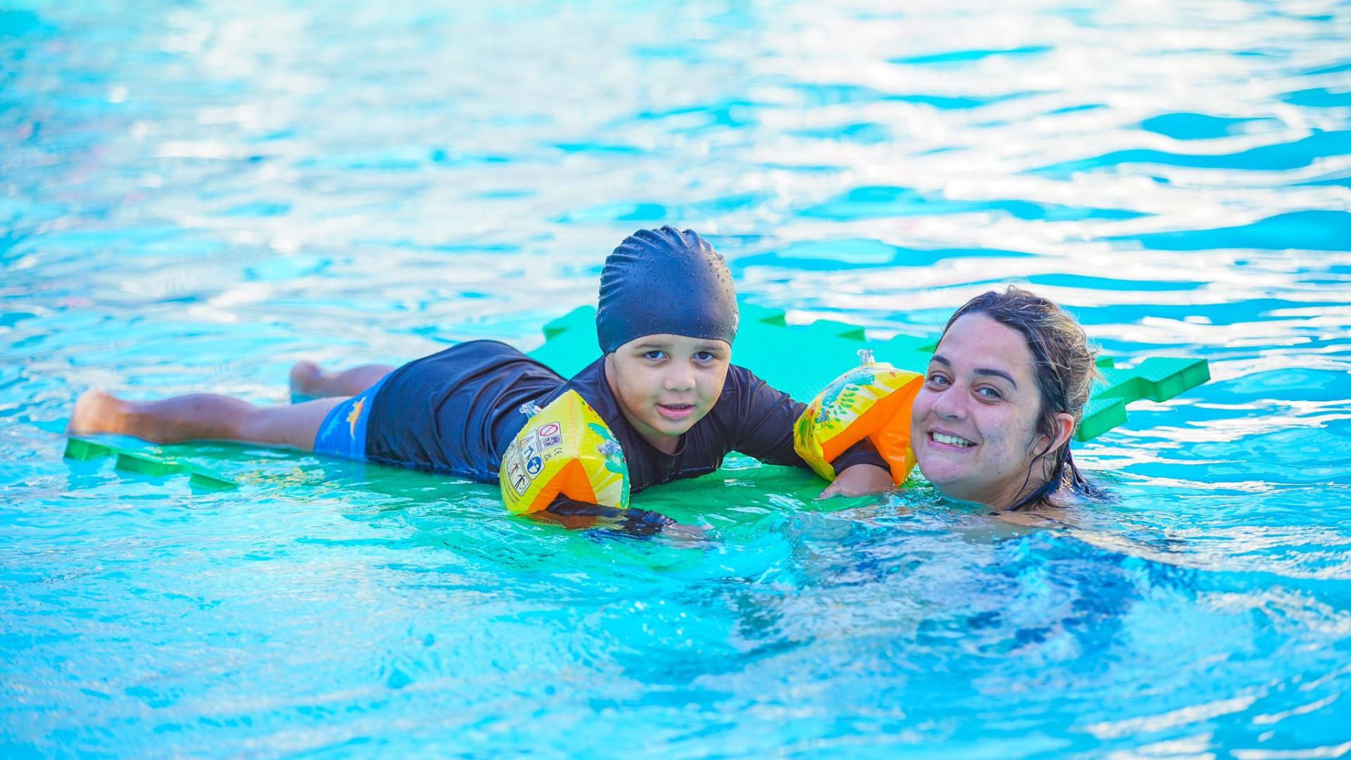 Mayara da Silva e o filho Yohan durante a primeira aula de Nata&ccedil;&atilde;o Kids - Gilberto Rocha/ PMSJM
