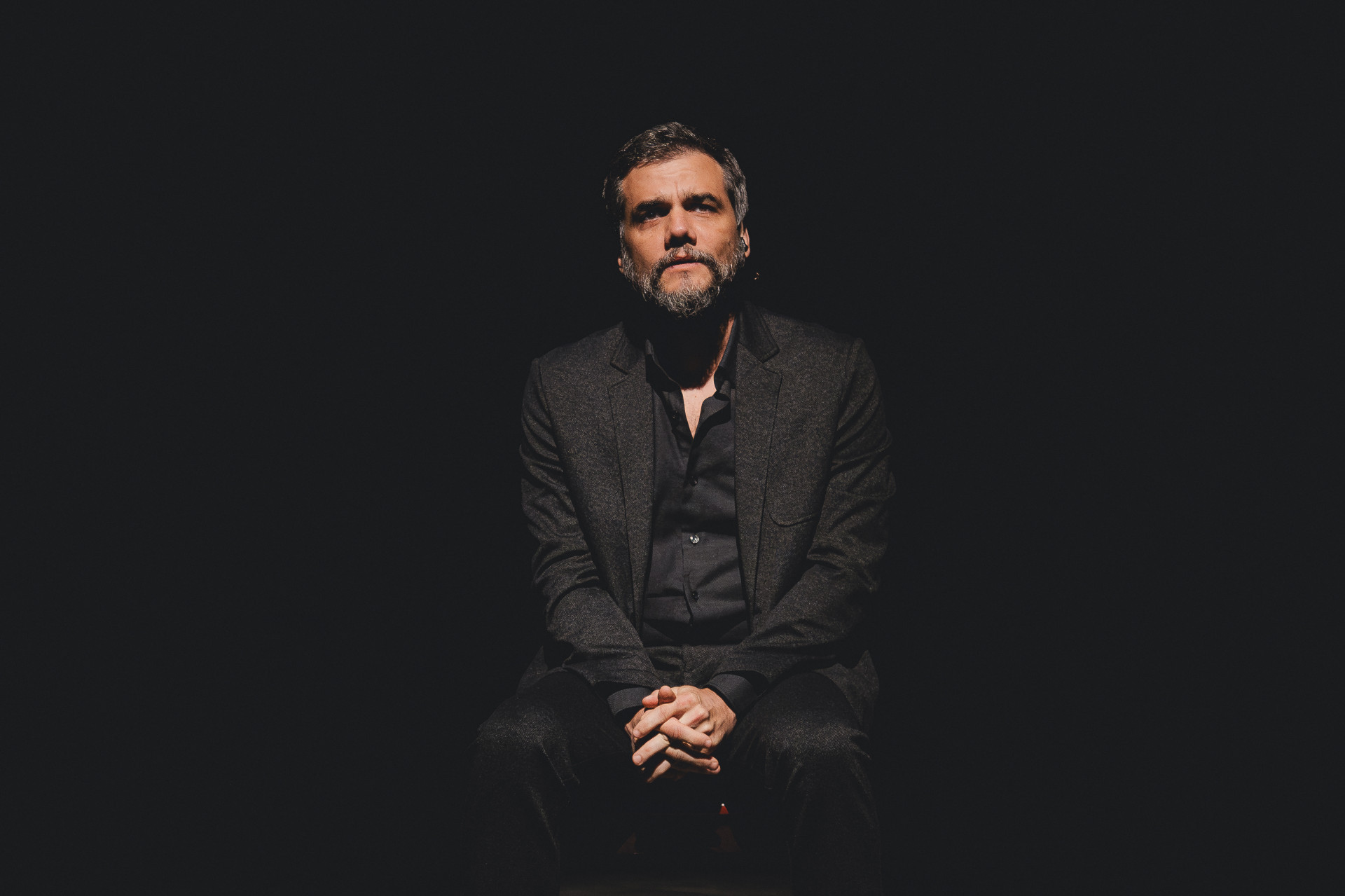 Wagner Moura protagoniza espetáculo 'Um Julgamento - Depois do Inimigo do Povo' - Divulgação / Caio Lírio