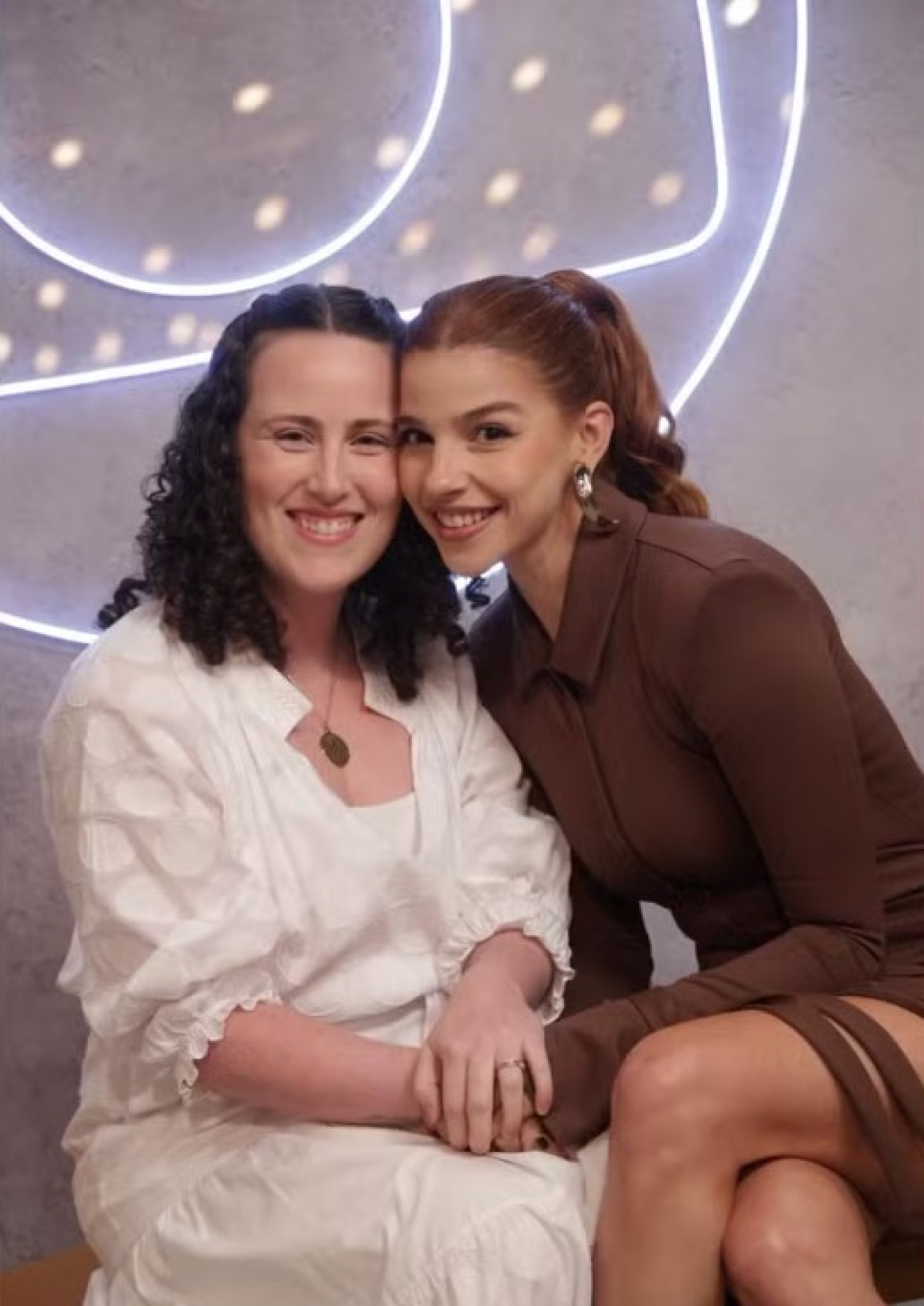 Gabriela Medvedovky com a amiga Dora Ghelman - Beatriz Damy/TV Globo