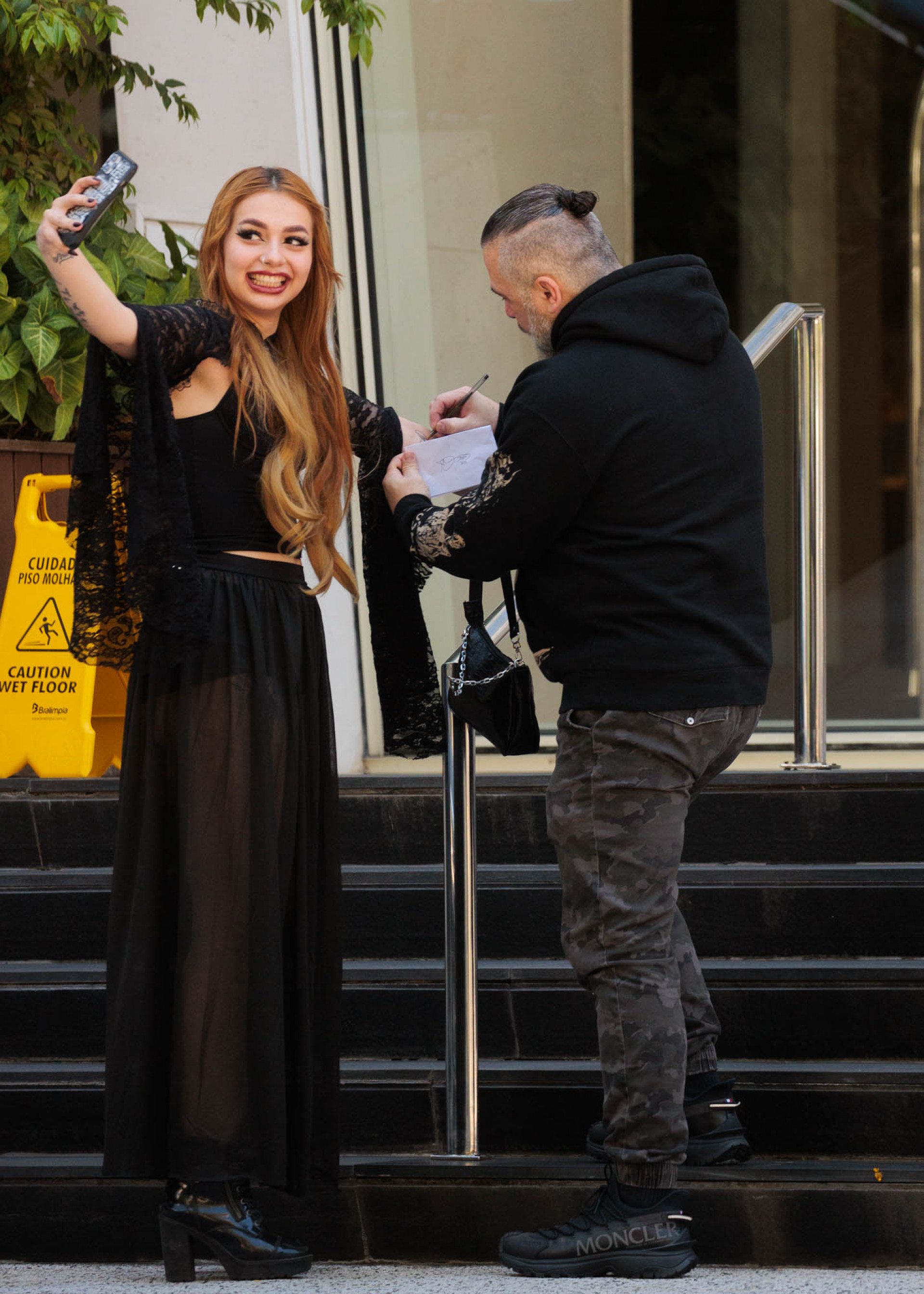 Fã se emociona ao conhecer John Dolmayan, do System of a Down
 - Brazil News