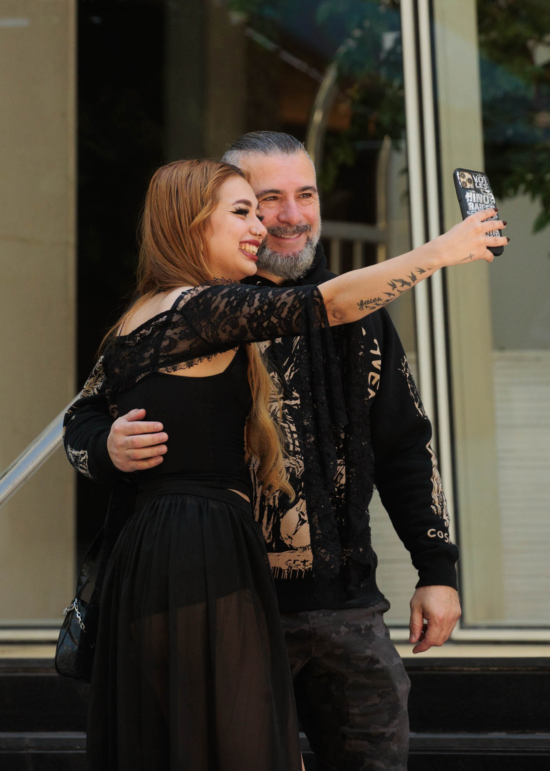 Fã se emociona ao conhecer John Dolmayan, do System of a Down
 - Brazil News