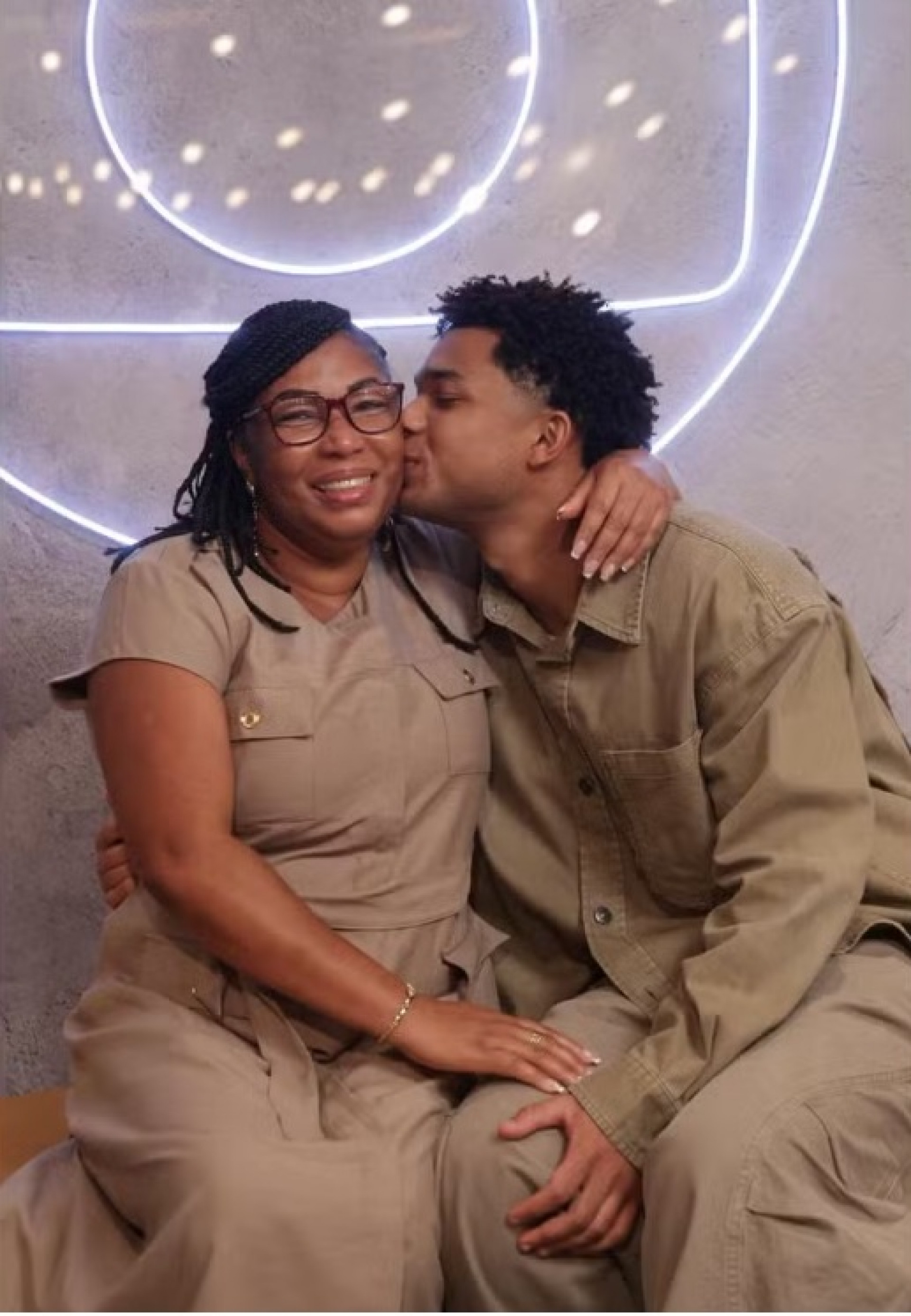 Juan Paiva e a mãe, Jacira - Beatriz Damy/TV Globo