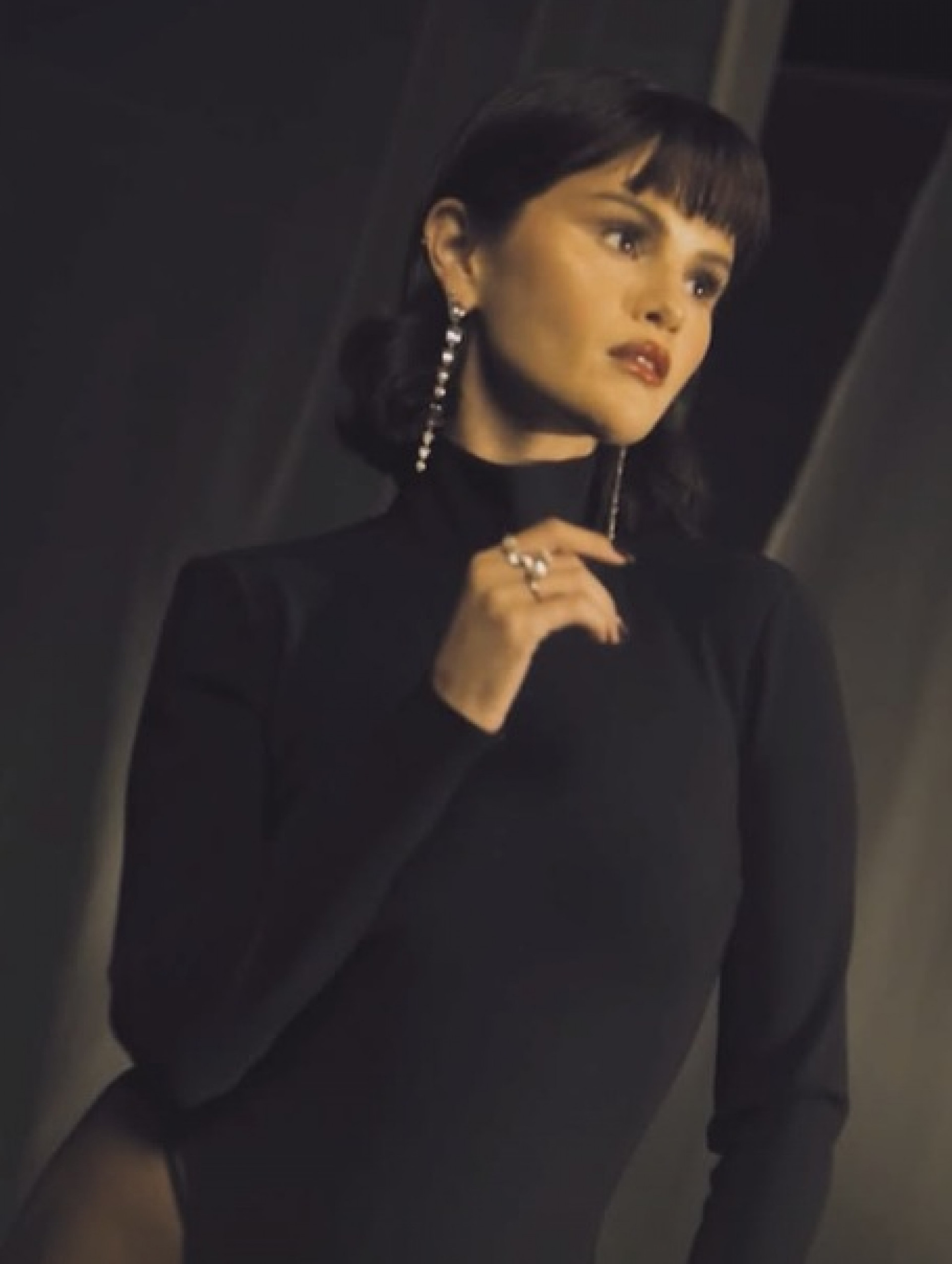 Selena Gomez no clipe 'In The Dark' - Reprodução de vídeo/X