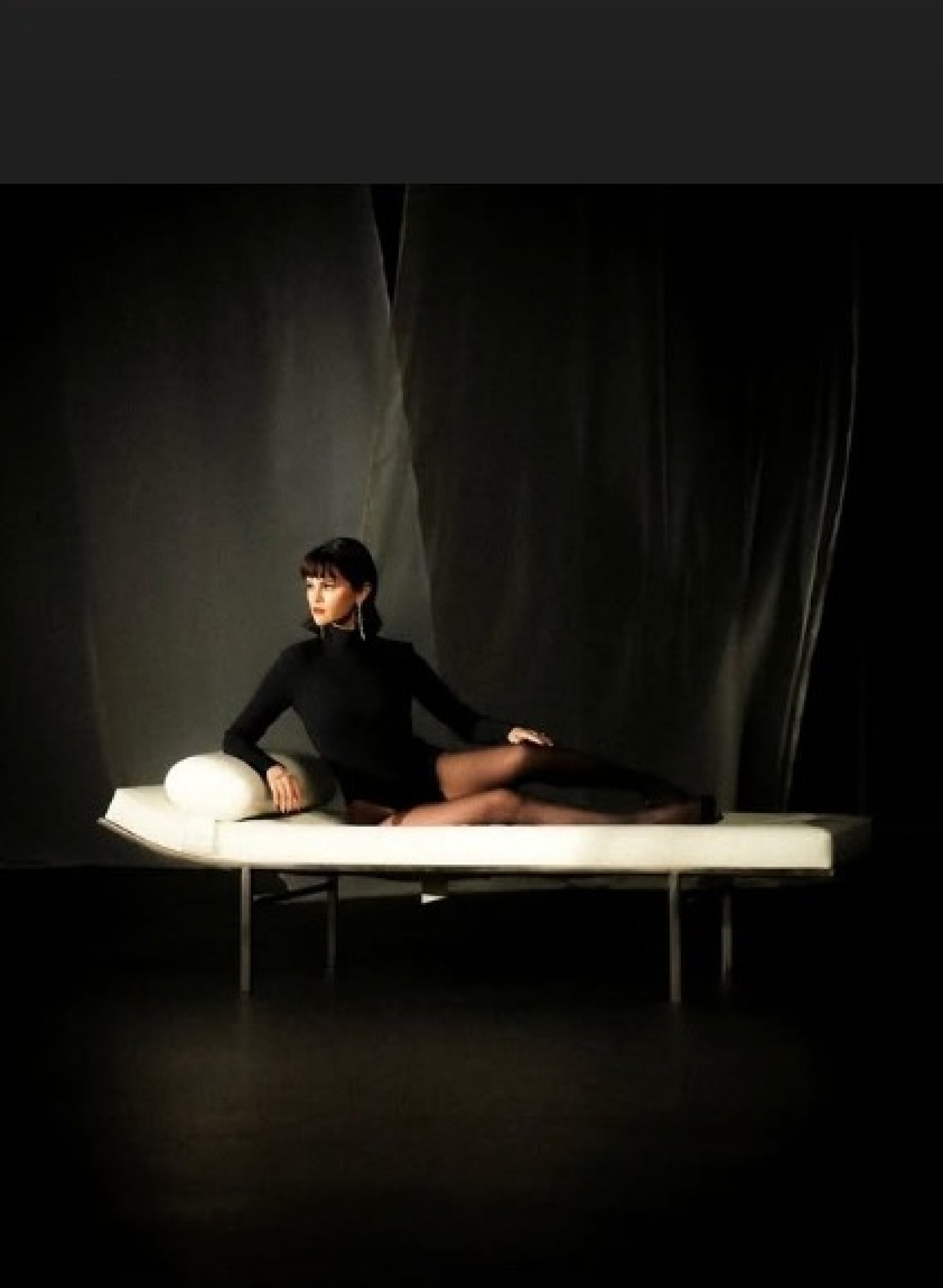 Selena Gomez no clipe 'In The Dark' - Reprodução de vídeo/X