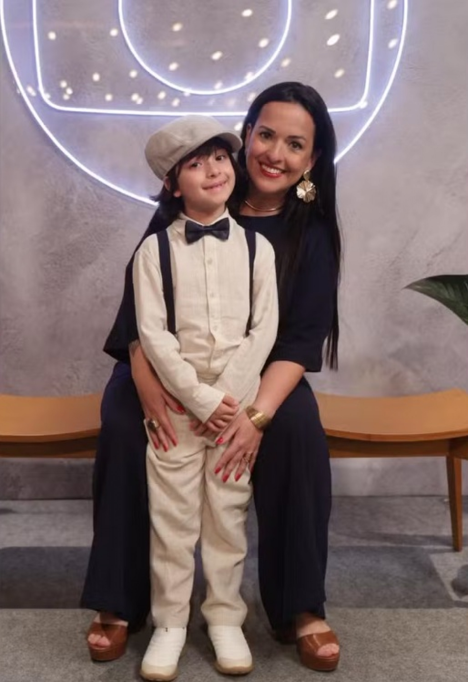 Theo Matos e a mãe, Ana - Beatriz Damy/TV Globo