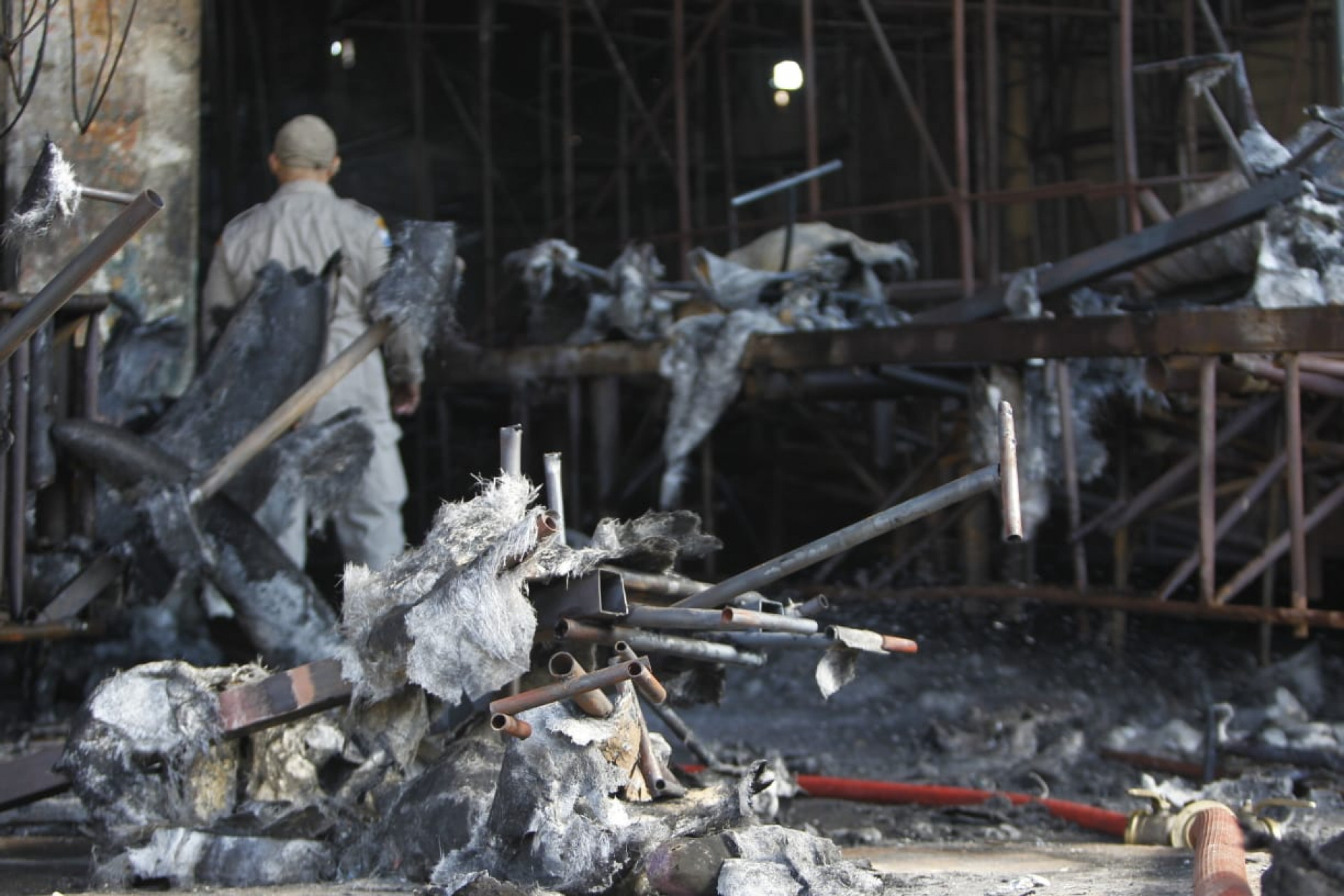 Bombeiros retornam aos barracões para combater novo foco de incêndio - Reginaldo Pimenta/Agência O Dia