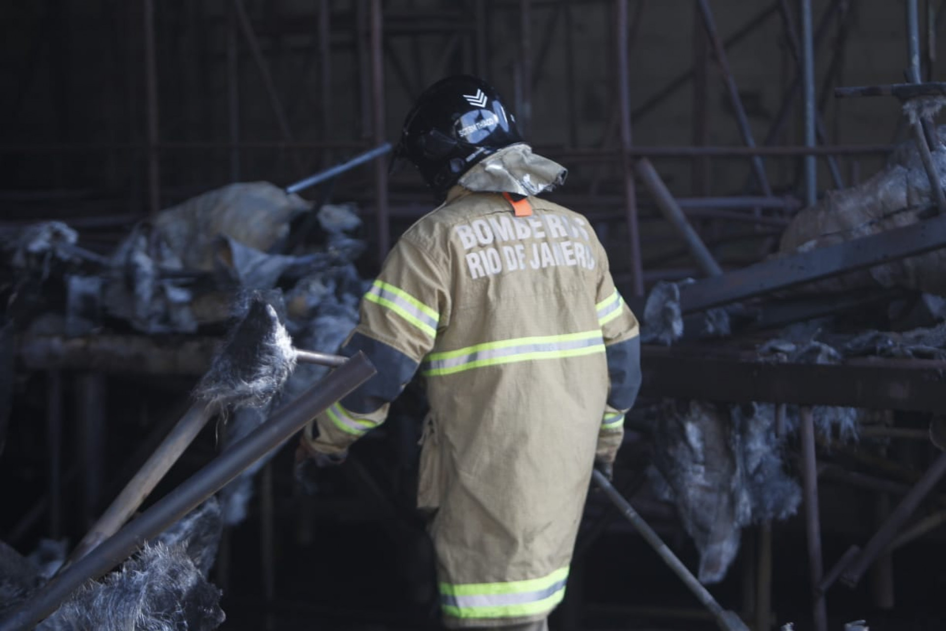 Bombeiros retornam aos barracões para combater novo foco de incêndio - Reginaldo Pimenta/Agência O Dia