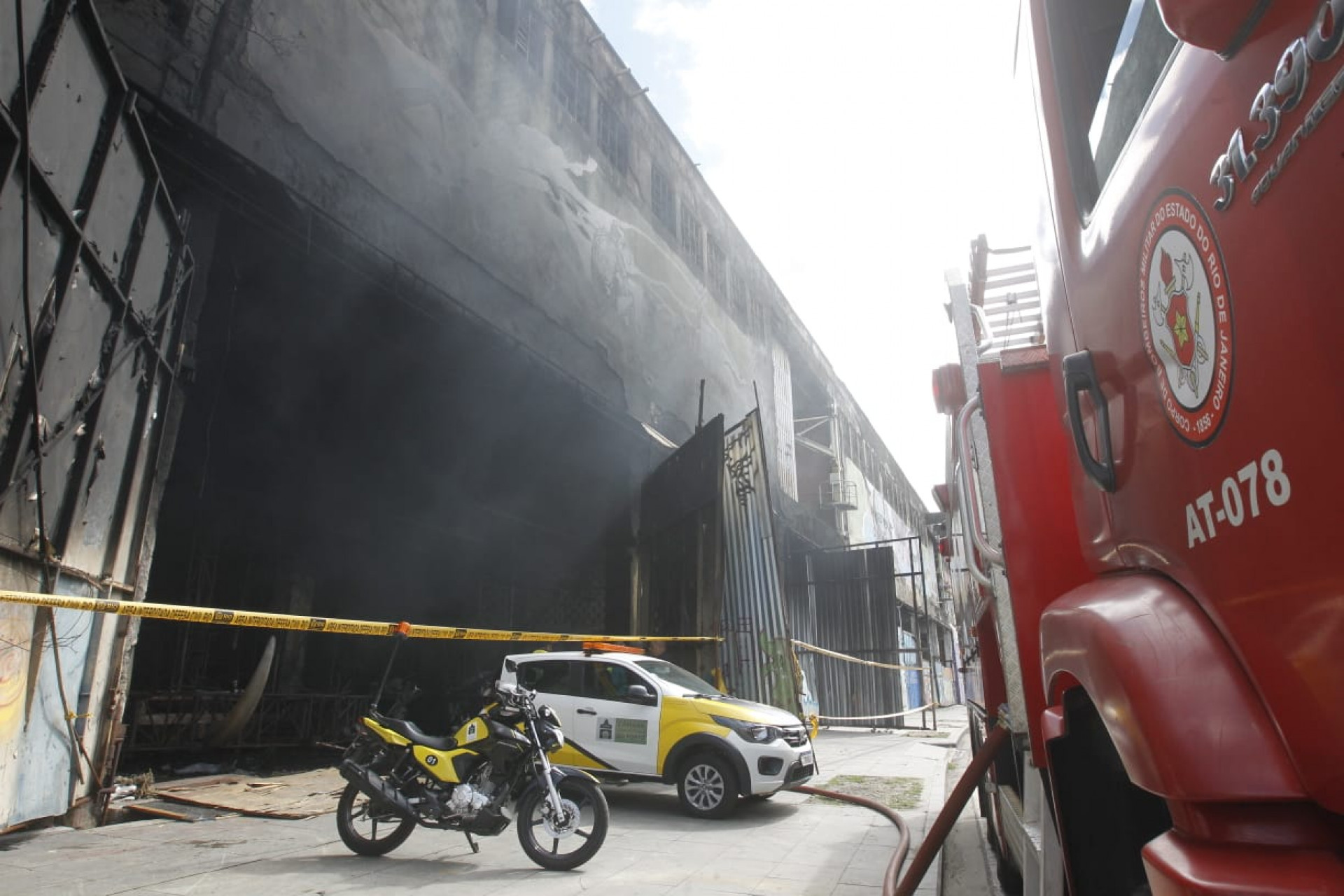 Bombeiros retornam aos barracões para combater novo foco de incêndio - Reginaldo Pimenta/Agência O Dia