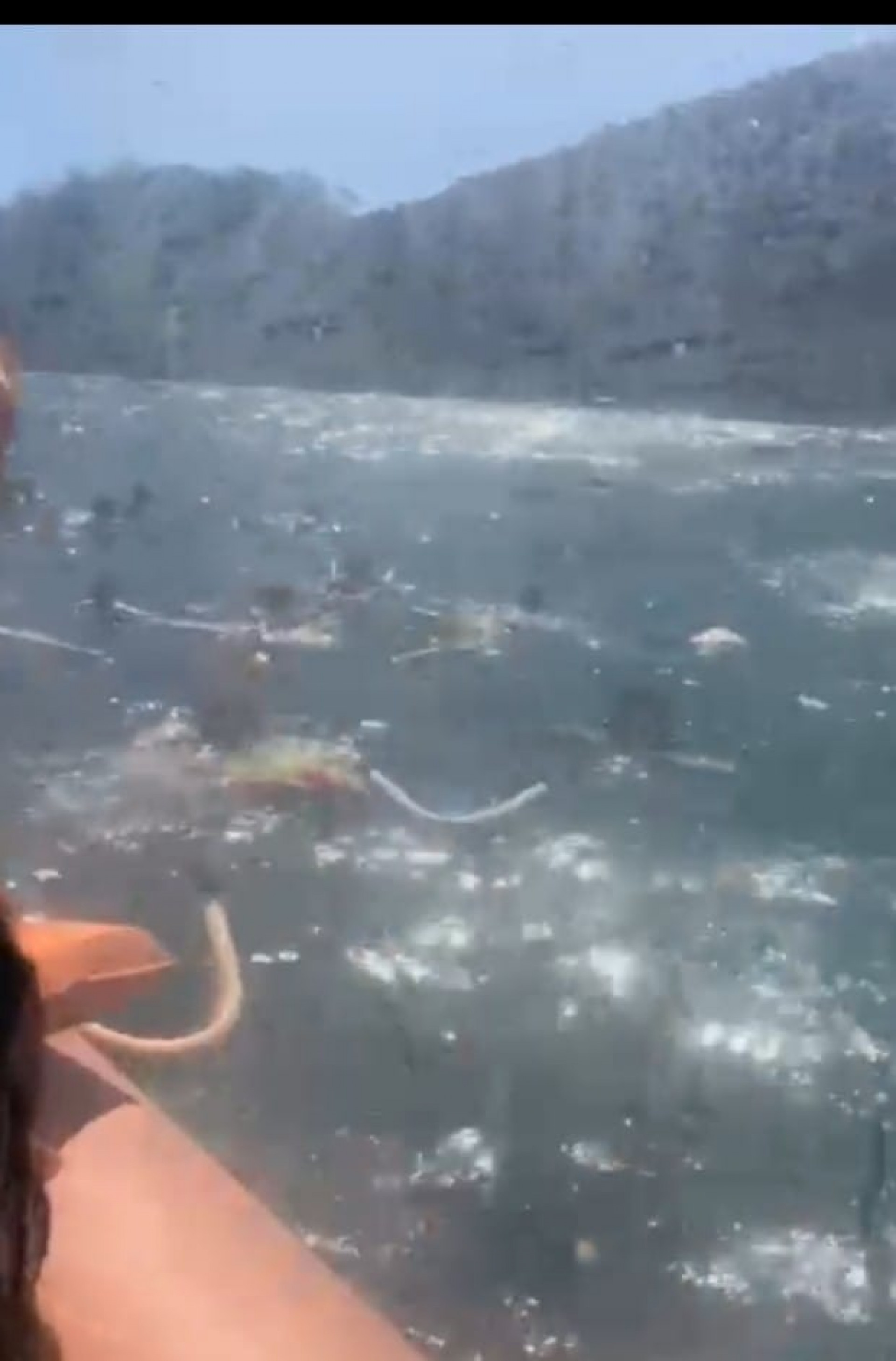 Embarcações socorrendo vítimas do naufrágio