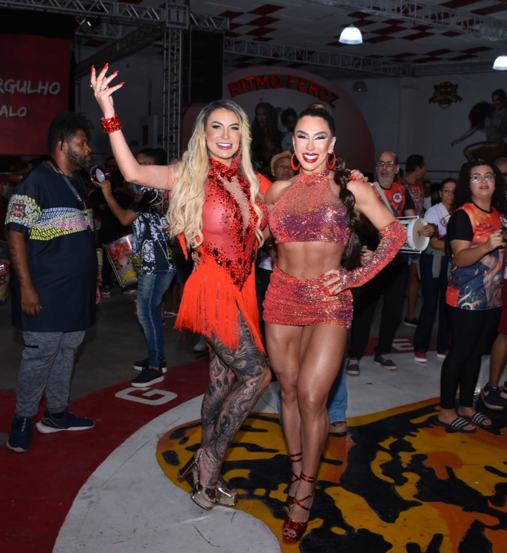 Andressa Urach e Andrea Andrade brilham em ensaio do Porto da Pedra - Carlos Vinícius / Divulgação 