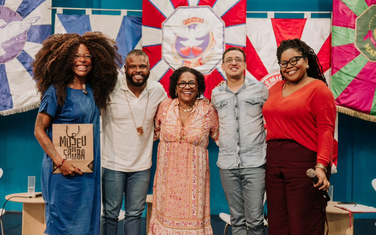 Nilcemar Nogueira (ao centro) recebeu carnavalescos e outros convidados no primeiro dia do evento