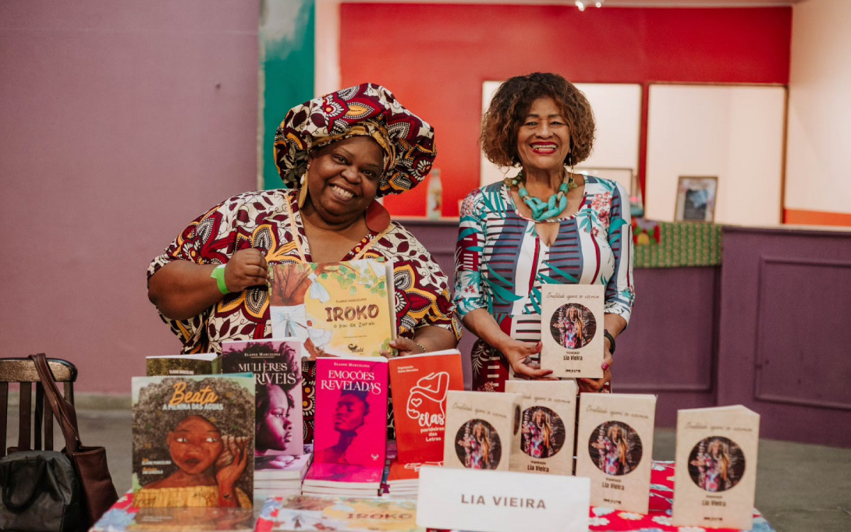 Estande de venda de livros na feira literária do Museu do Samba