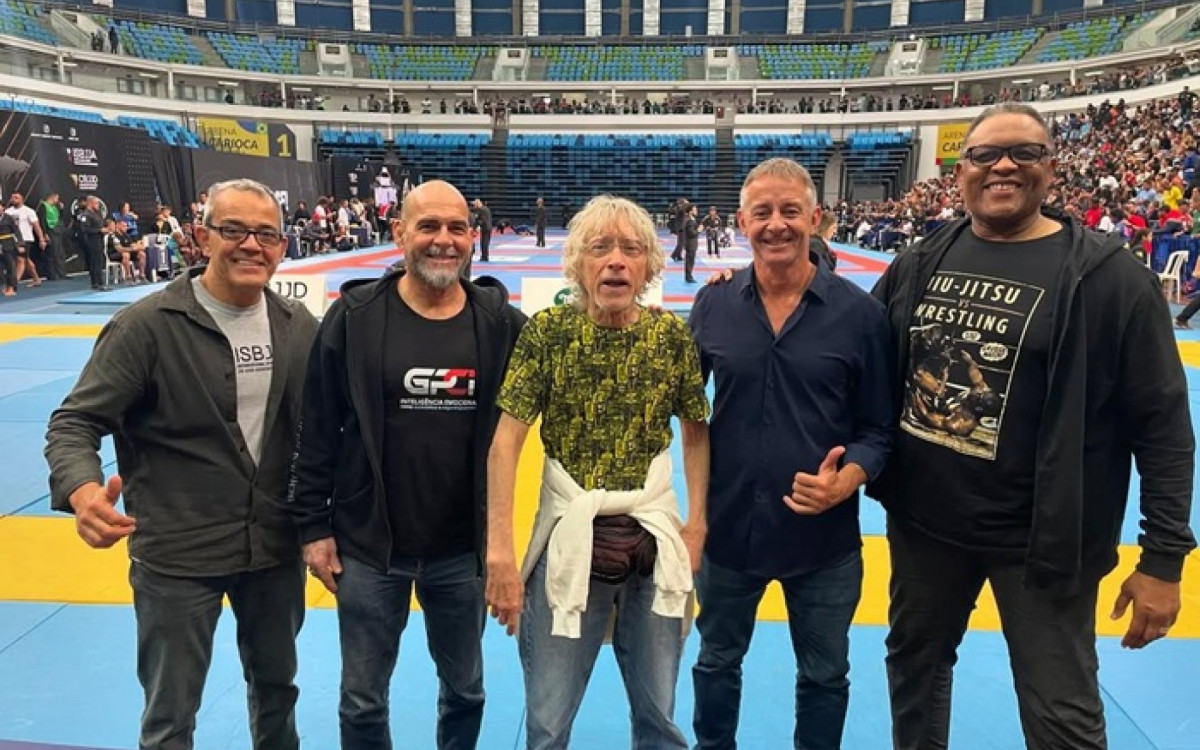 Oscar (segundo da direita para a esquerda) falou sobre trabalho visando o Málaga International Cup
