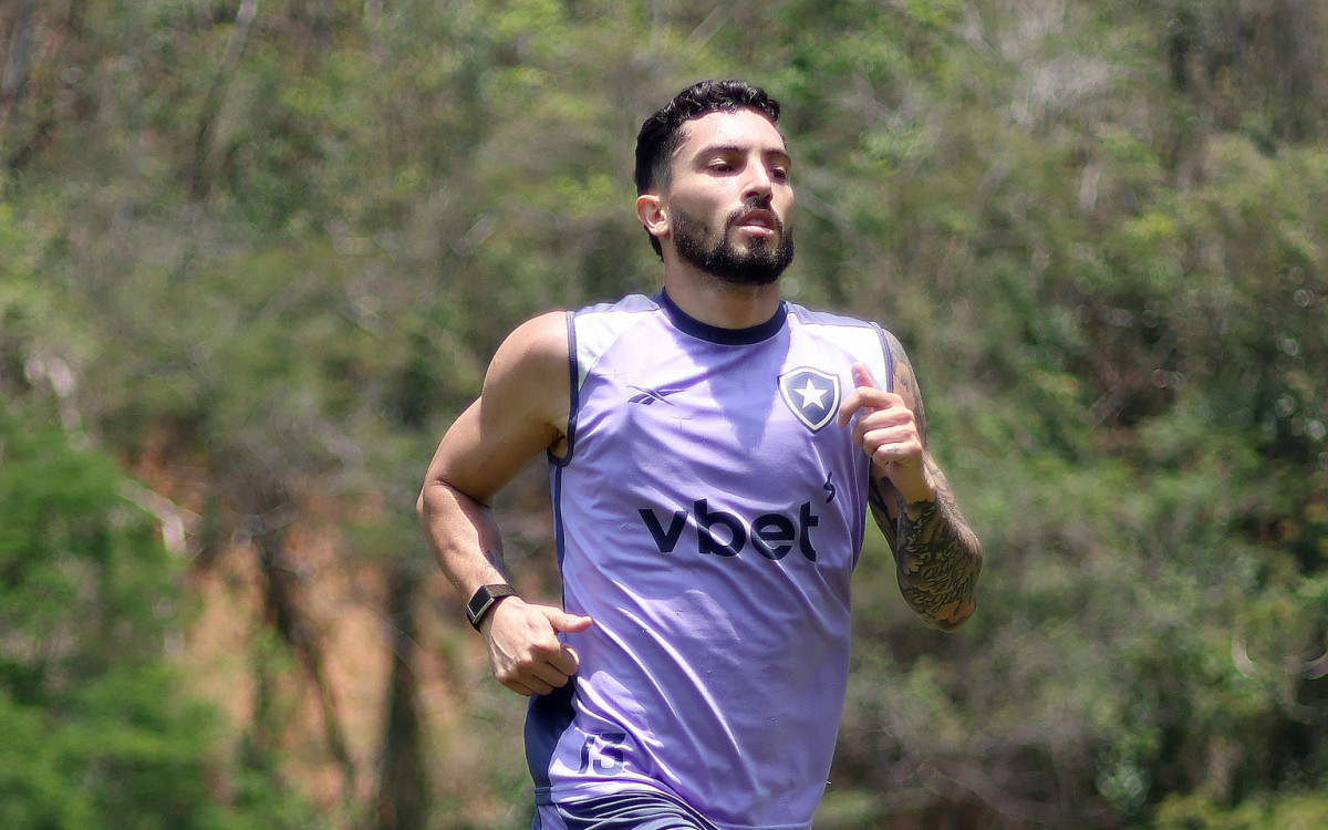 Alex Telles, autor do primeiro gol no cl&aacute;ssico com o Vasco, se prepara para encarar o Vit&oacute;ria no Barrad&atilde;o