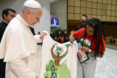 Papa Leão XIV recebe MST no Vaticano e diz que 'terra, teto e trabalho são direitos sagrados'