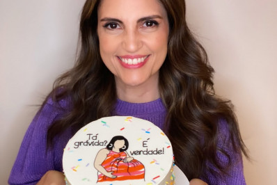 Chris Flores ganha bolo de aniversário inspirado na grávida de Taubaté