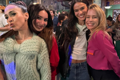 Bruna Marquezine e Tata Werneck se reencontram e recriam foto com elenco de novela
