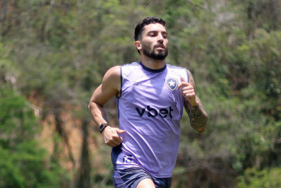 Alex Telles se vê longe de ser ídolo do Botafogo: 'Estamos falando de Garrincha e Nilton Santos'
