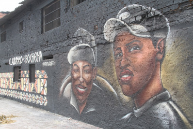 Mural do Povo Preto de São Gonçalo segue em andamento na Avenida Presidente Kennedy