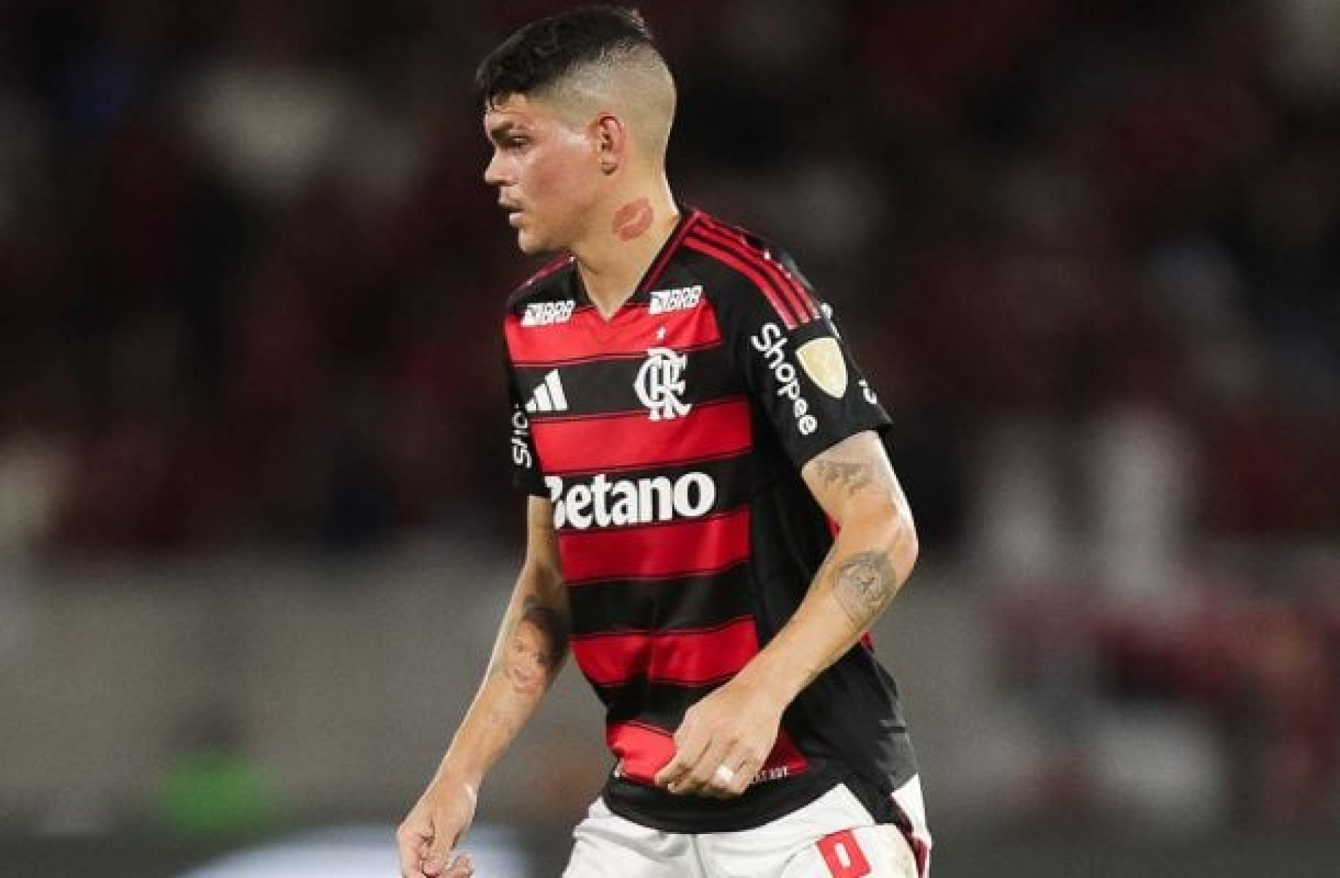 Ayrton Lucas, do Flamengo, rebate cr&iacute;tica de jornalista da Caz&eacute;TV nas redes sociais