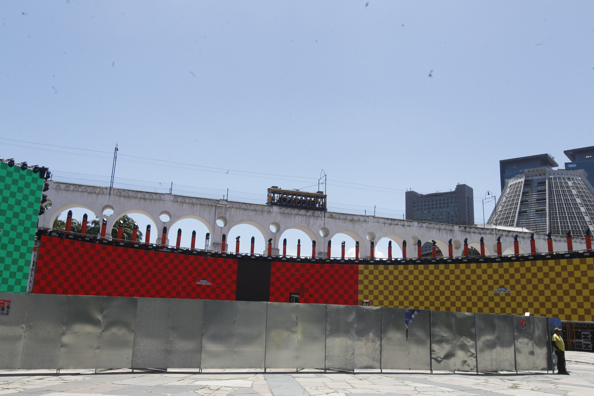 Show do João Gomes. Na foto, movimentação dos preparativos e o trânsito na região, nesta sexta-feira (24). - Reginaldo Pimenta/Agência O Dia