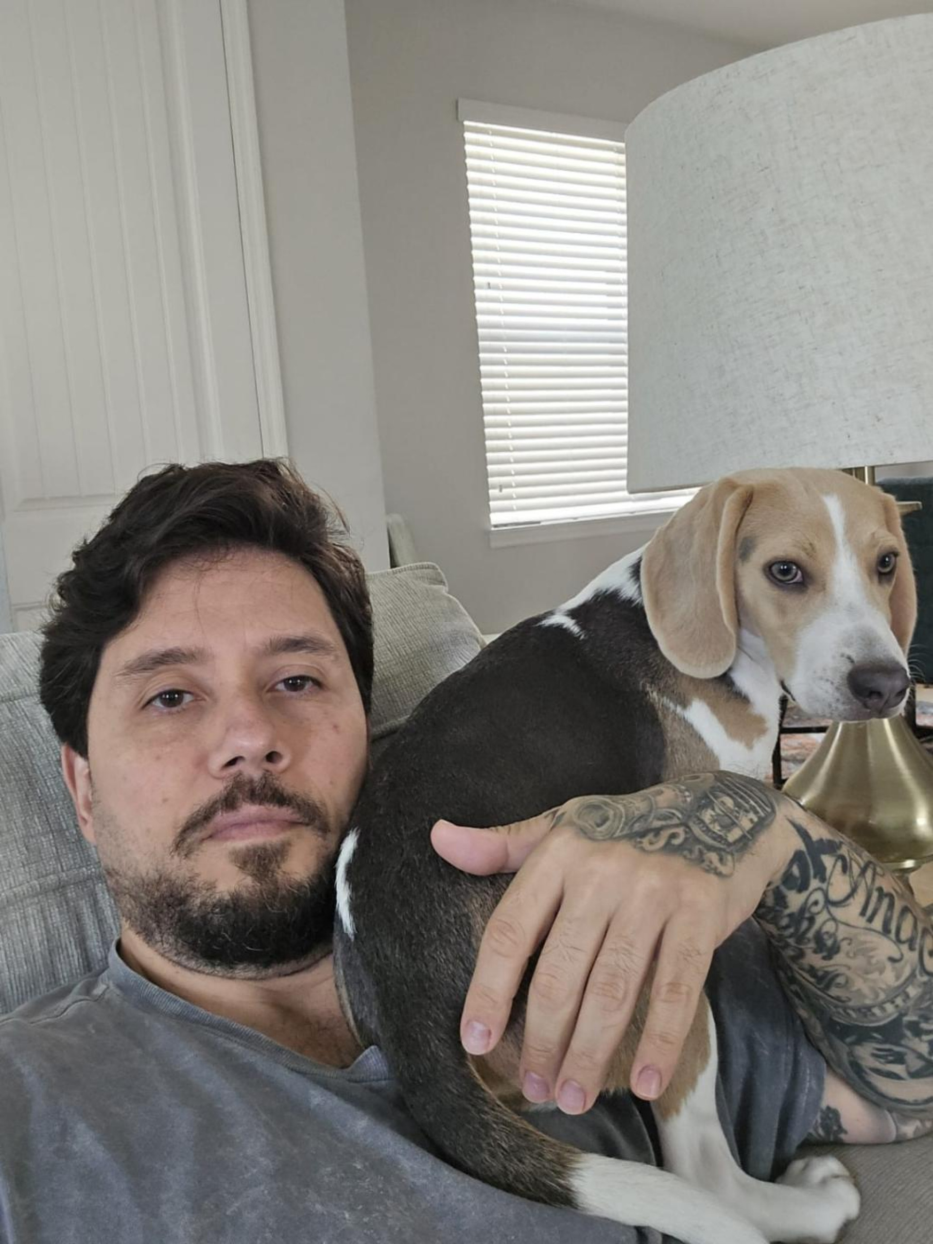 Antônio Junior, de 48 anos, é tutor de Rocco, um simpático beagle de 9 meses