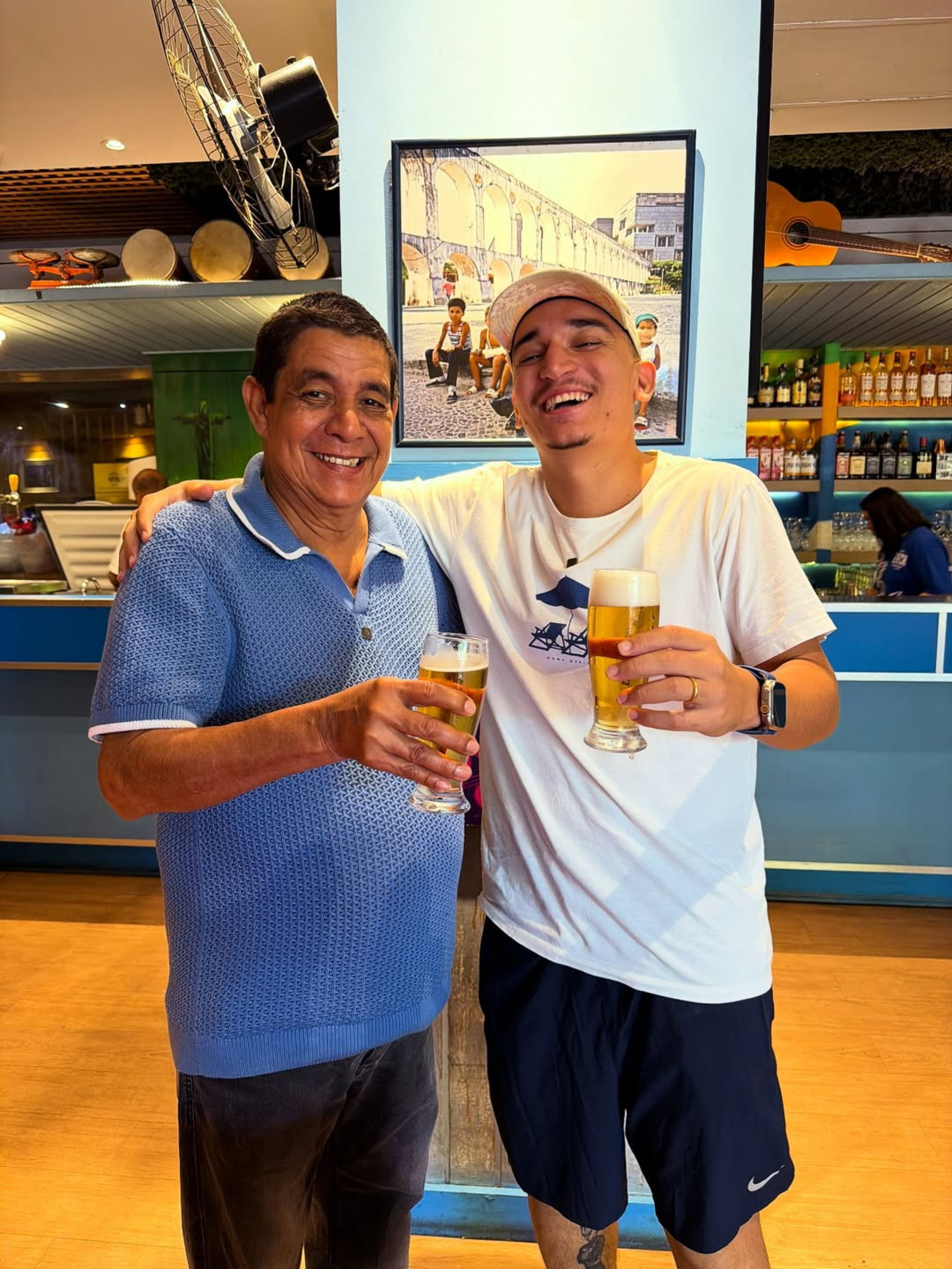 Zeca Pagodinho e Jo&atilde;o Gomes tomaram cerveja em um bar  - Reprodu&ccedil;&atilde;o/Instagram 