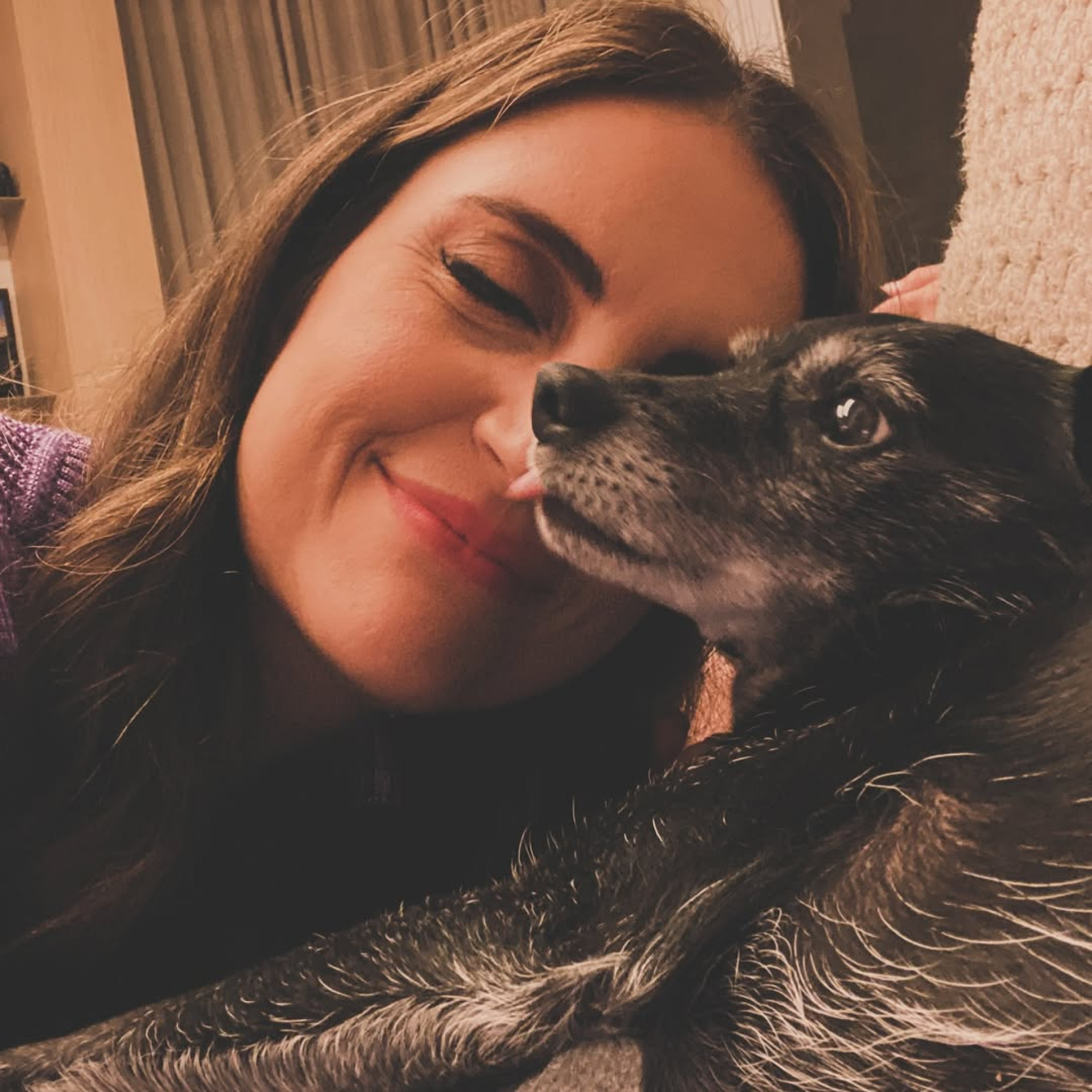 Chris Flores apareceu coladinha com cachorrinha de estimação  - Reprodução/Instagram 