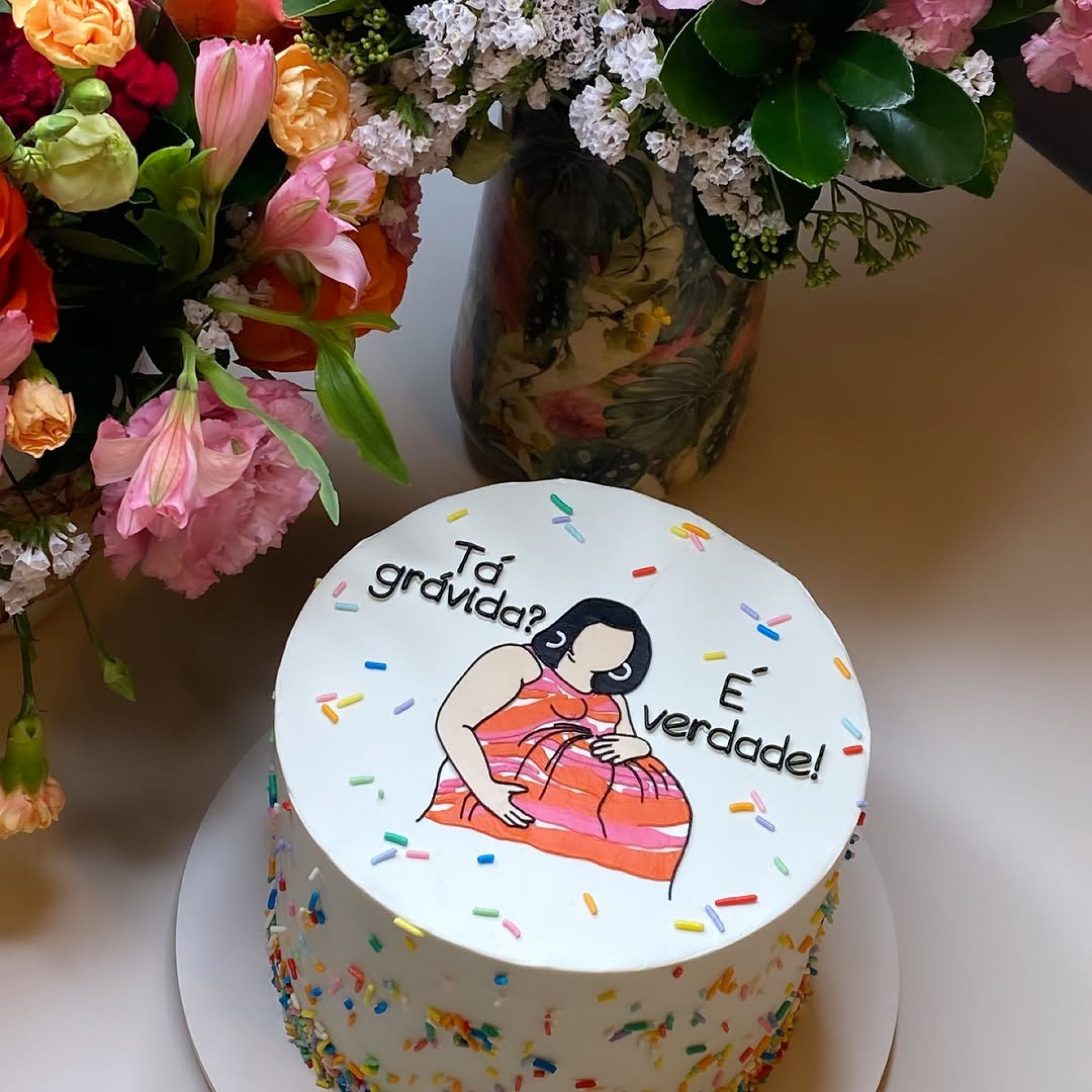 Bolo de aniversário que Chris Flores ganhou do marido  - Reprodução/Instagram 