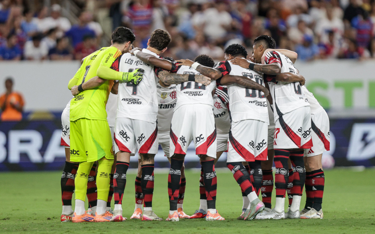 Jogadores do Flamengo reunidos no gramado antes do tropeço no Fortaleza