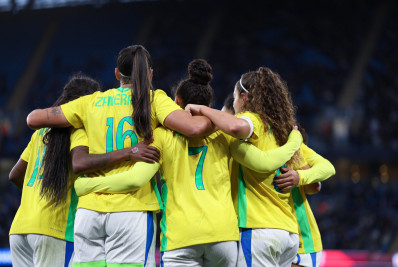 Seleção Feminina segura a pressão com uma a menos e vence a Inglaterra em amistoso