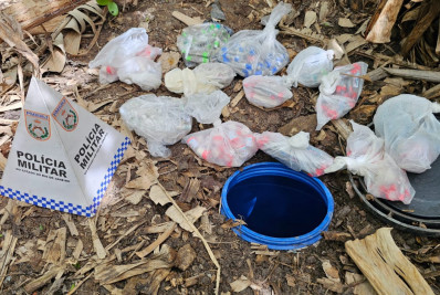 Polícia encontra tonel com drogas enterradas em terreno de Rio das Ostras