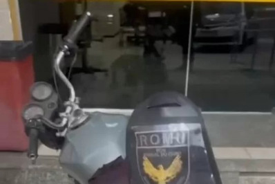 Homem vai parar na delegacia após empinar moto na frente de viatura em Arraial do Cabo