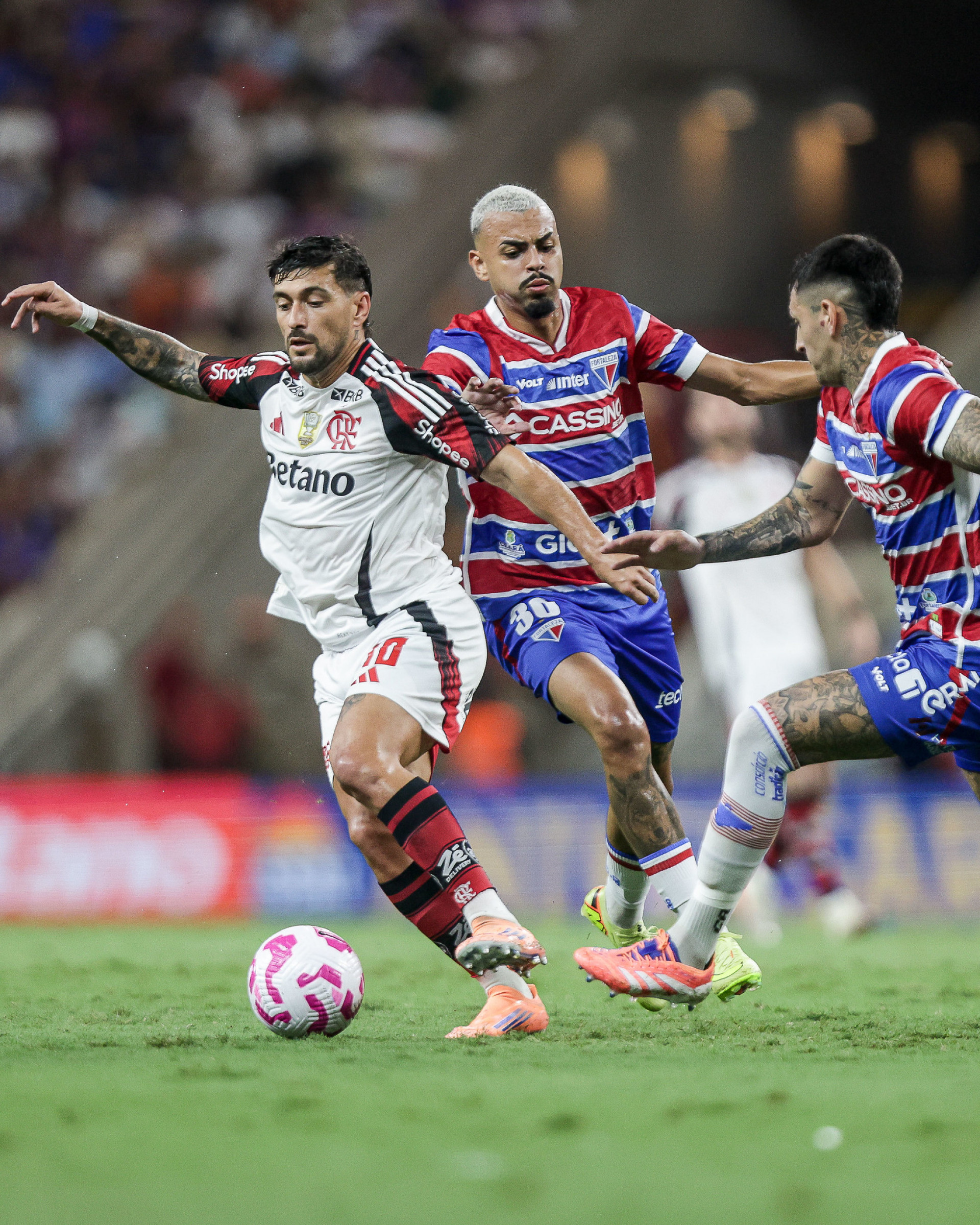 Marcação em cima de Arrascaeta - Gilvan de Souza/Flamengo