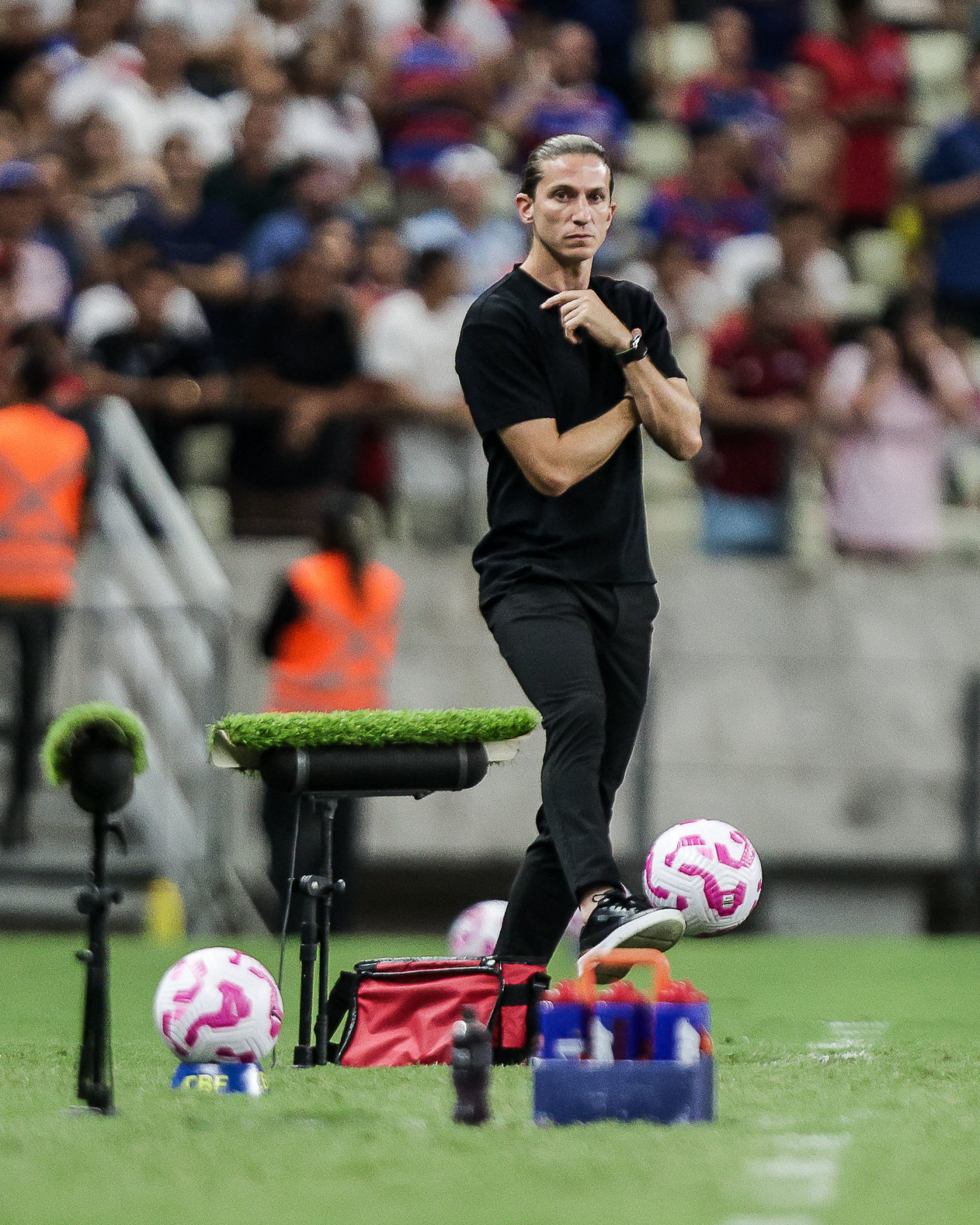 Filipe Luís na área técnica da Arena Castelão - Gilvan de Souza/Flamengo