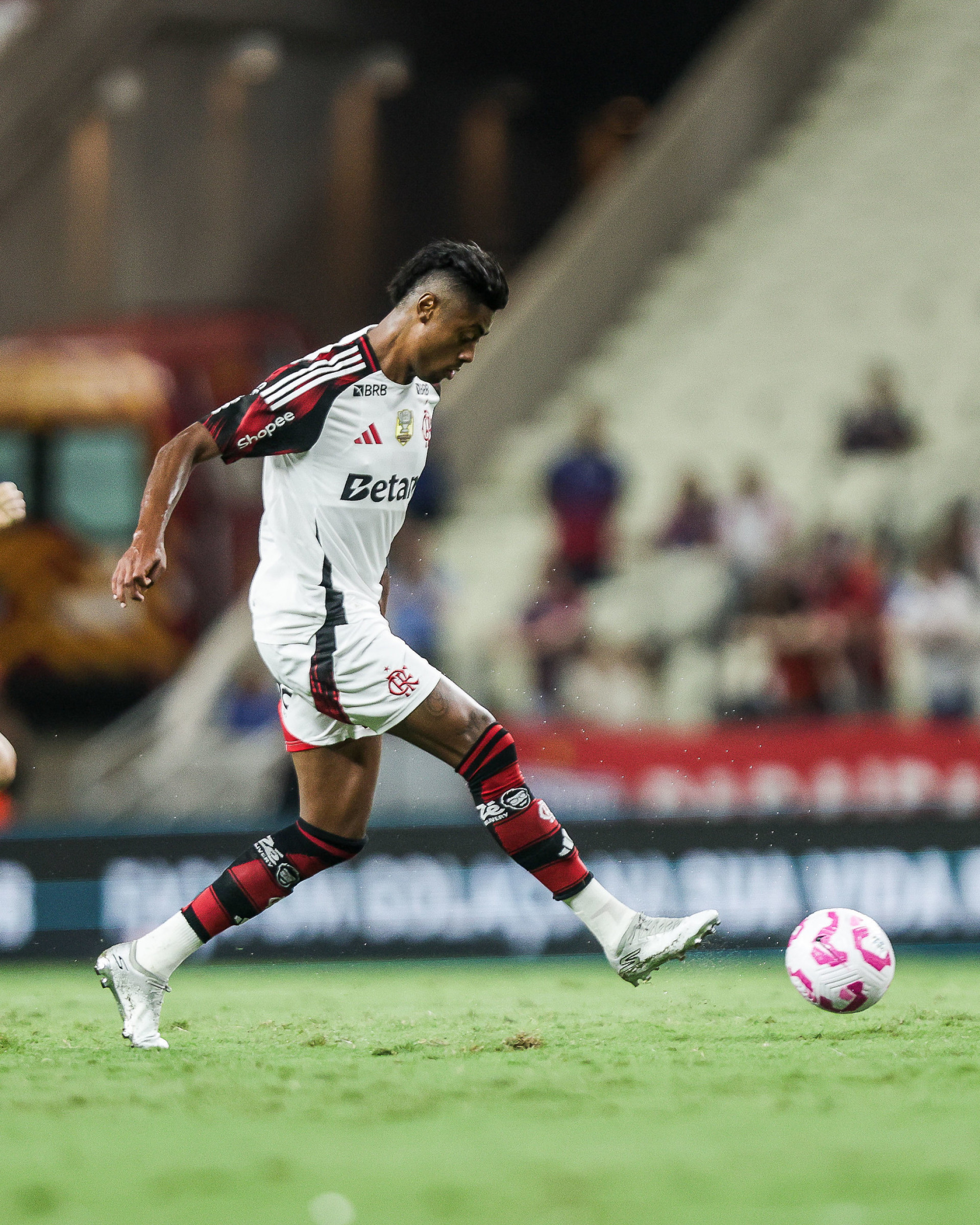 Bruno Henrique em ação no jogo entre Flamengo e Fortaleza - Gilvan de Souza/Flamengo