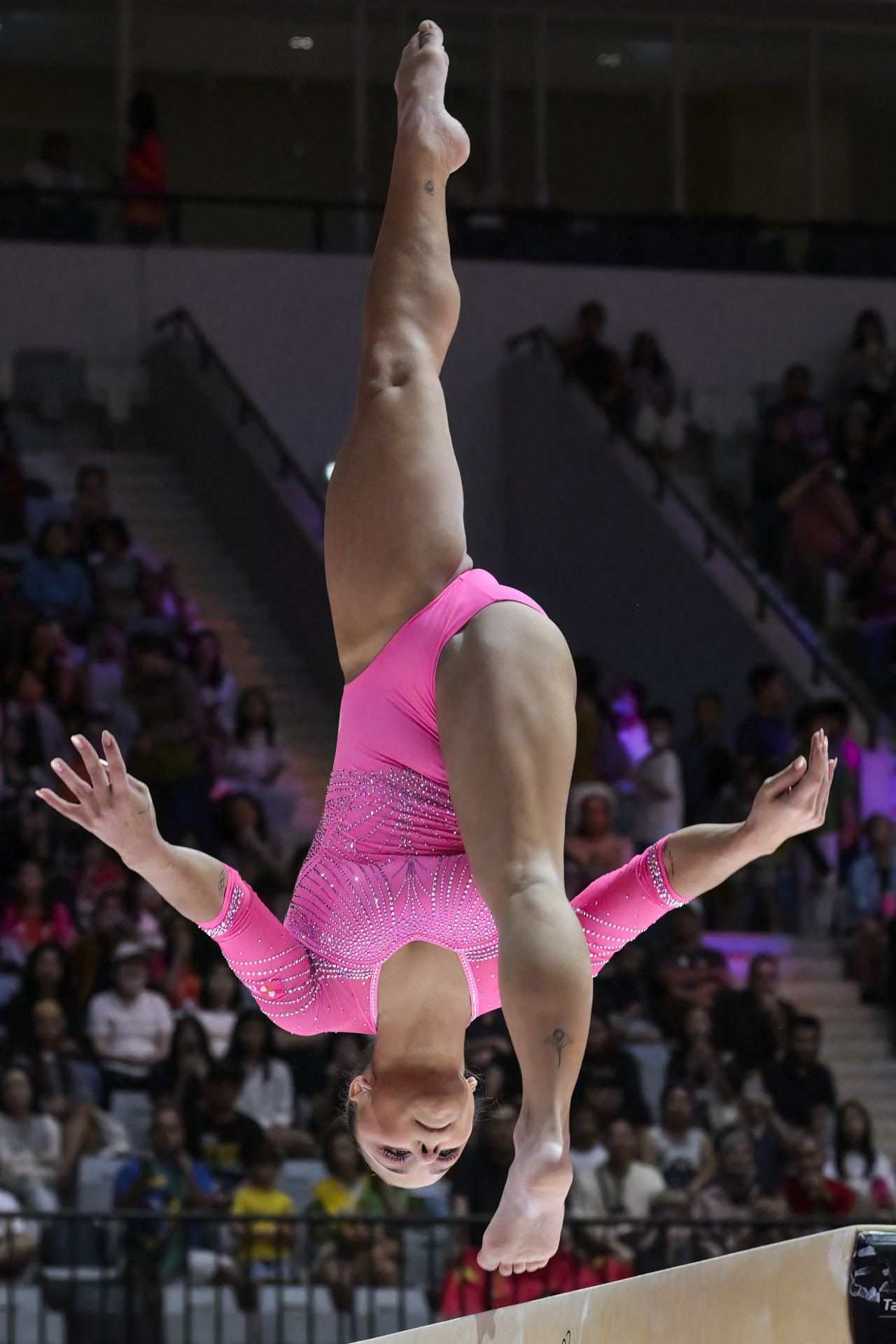 Flávia Saraiva foi a primeira a se apresentar na final da trave no Mundial de Ginástica Artística