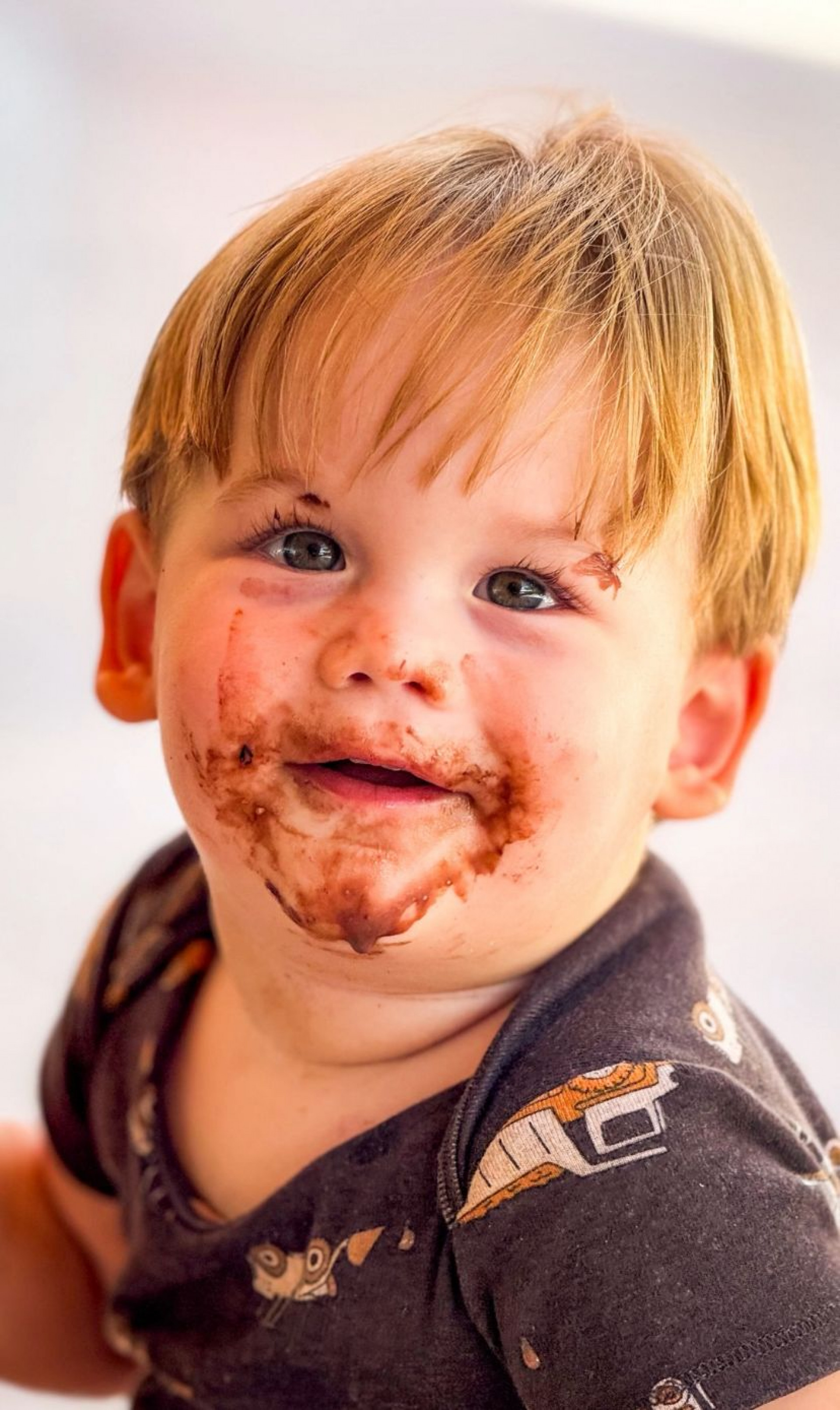 José Leonardo com a boca suja de chocolate - Reprodução/instagram