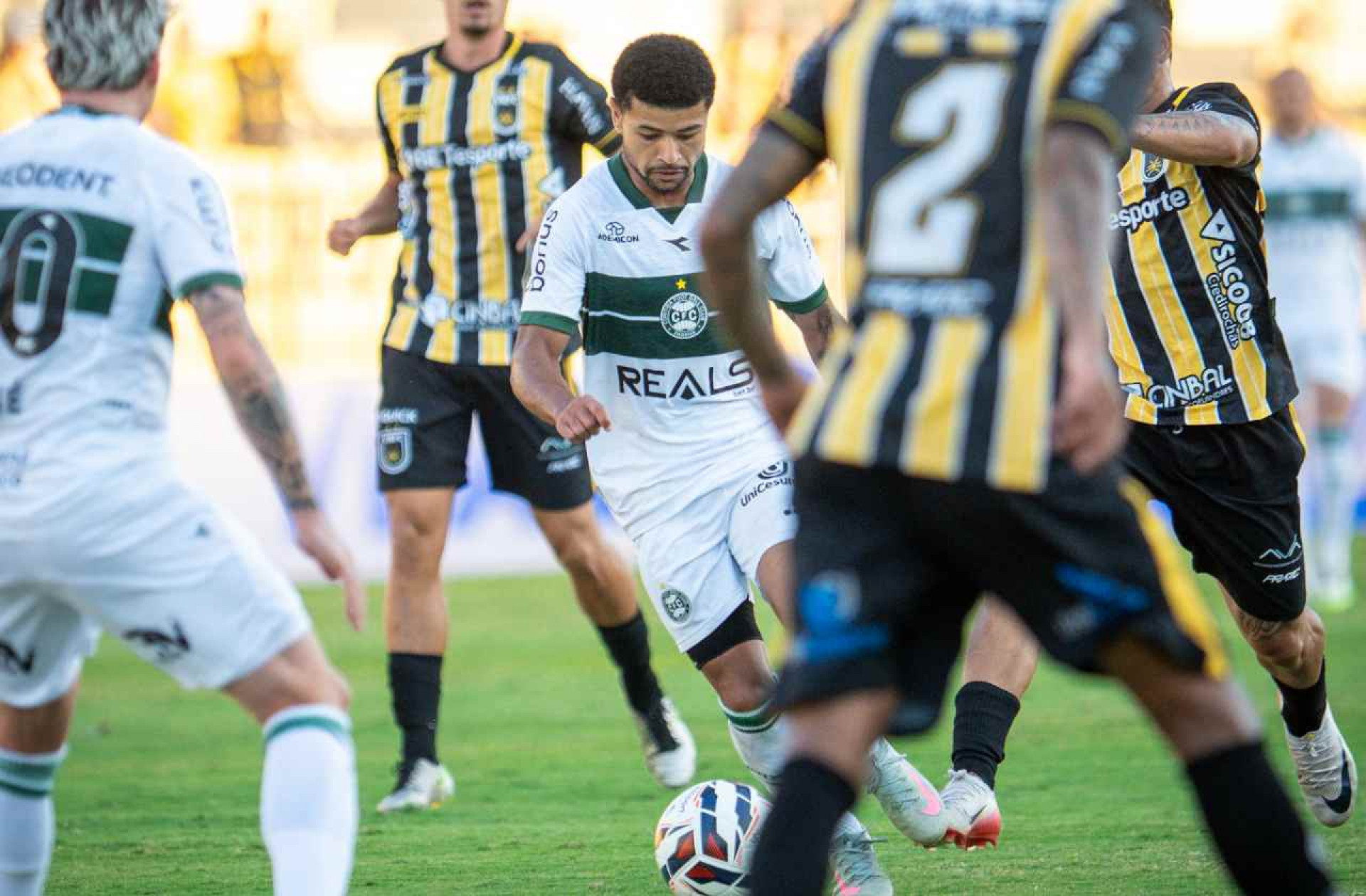 Líder Coritiba vence o Voltaço e fica próximo do acesso à Série A