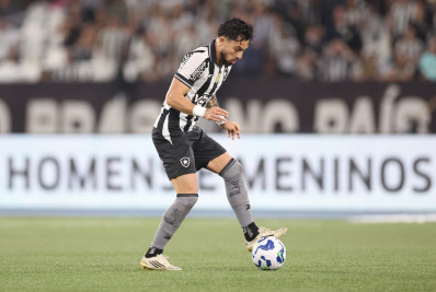 Alex Telles lamenta empate do Botafogo: 'Pecamos em alguns momentos'