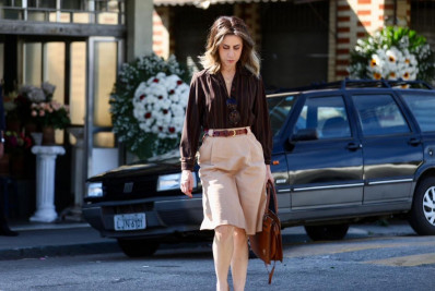 Fernanda Torres aparece com novo visual ao iniciar gravações de 'Os Corretores' no Rio