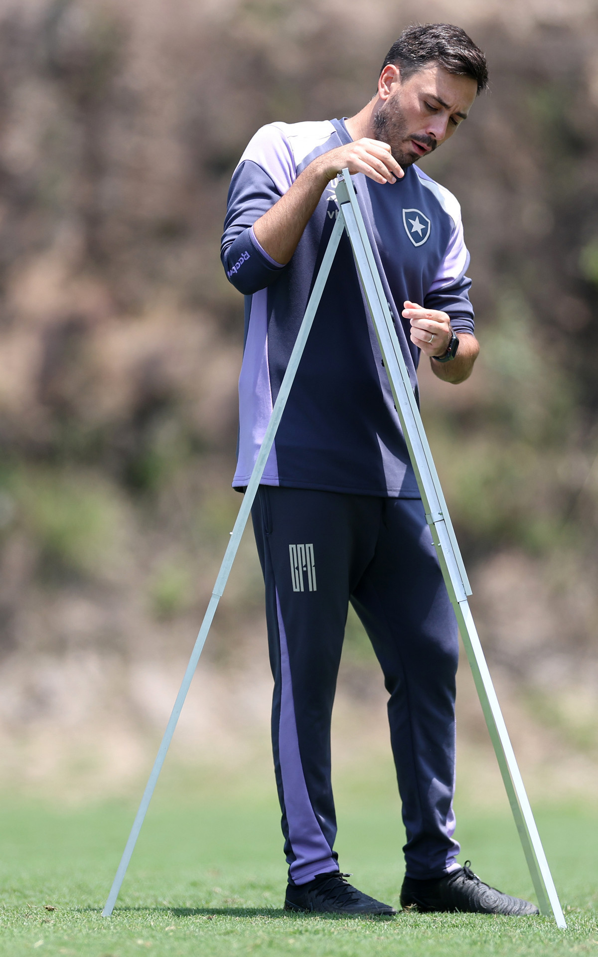 Davide Ancelotti passa instru&ccedil;&otilde;es aos jogadores em treino do Botafogo  - V&iacute;tor Silva / Botafogo