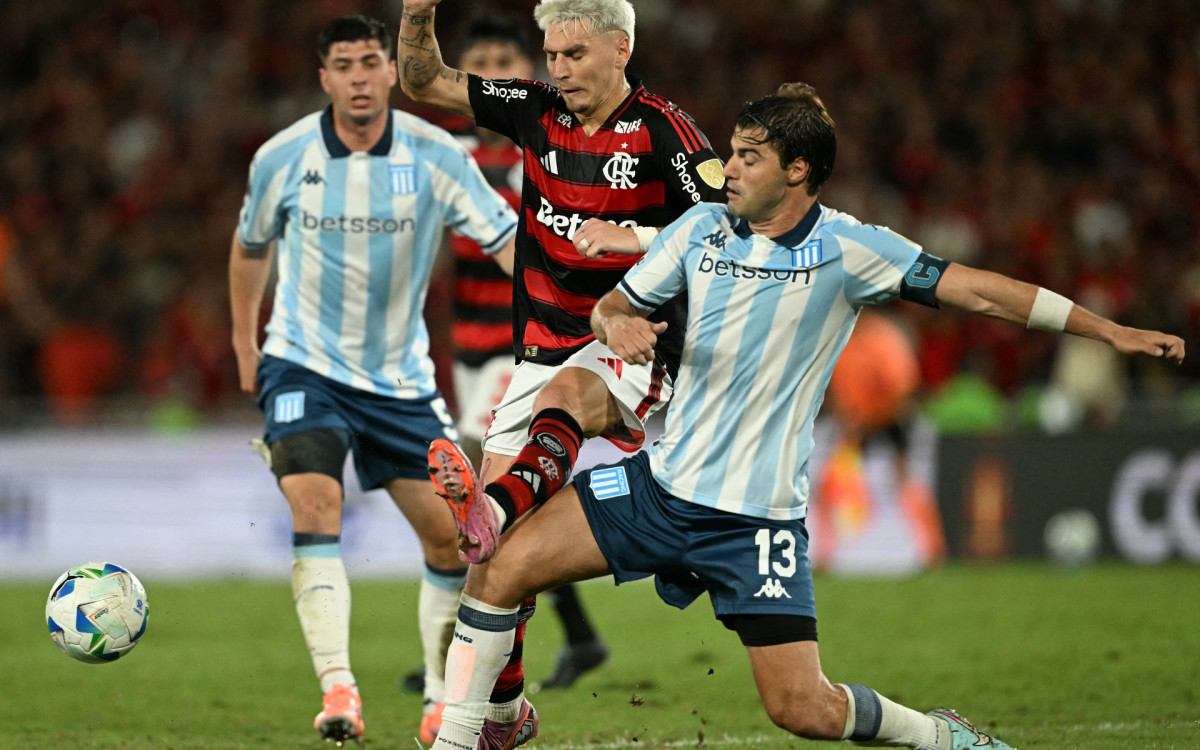 Santiago Sosa em ação pelo Racing (ARG) diante do Flamengo, no Maracanã