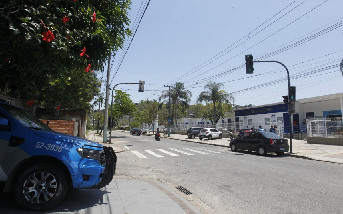 Policiamento permanece reforçado em frente à UPA de Costa Barros
