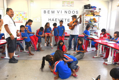 Prefeitura de Maricá inicia pré-programação do Festival Rio de Versos com poesia e música em escola indígena