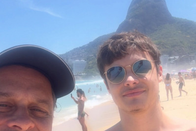 Guilherme Fontes curte praia com o filho 