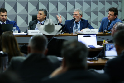 Deputado do PT provoca bolsonaristas e mostra foto de Lula com Trump na CPMI do INSS